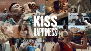 coca_cola_kiss_happiness